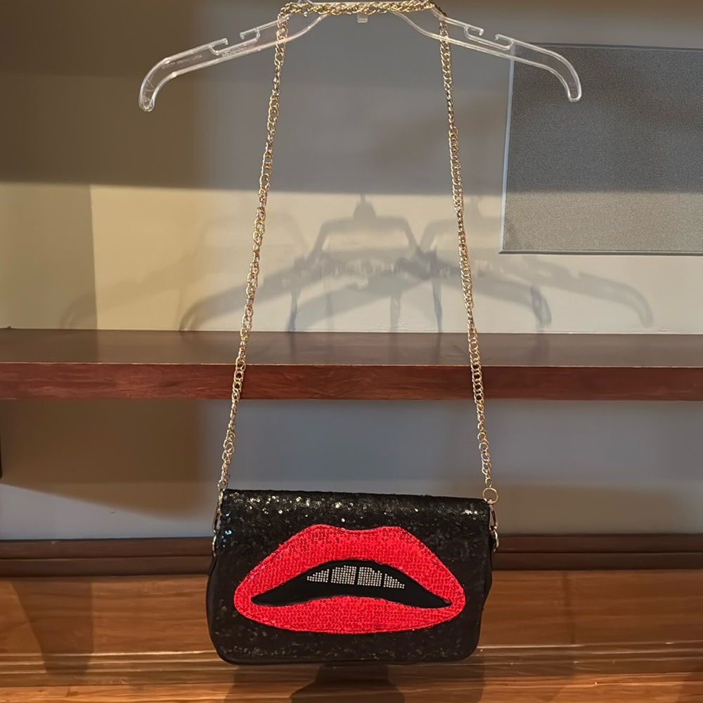 fun lip purse